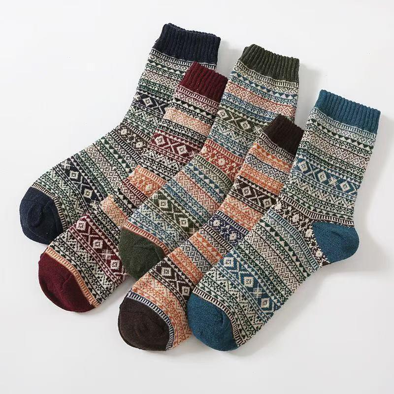 Women's Mid-Calf Reindeer Jacquard Wool Socks - Soft & Comfortable for Autumn and Winter