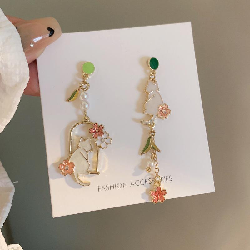 

Асимметричные серьги с кисточками в виде цветка и котенка - серебро 925 пробы