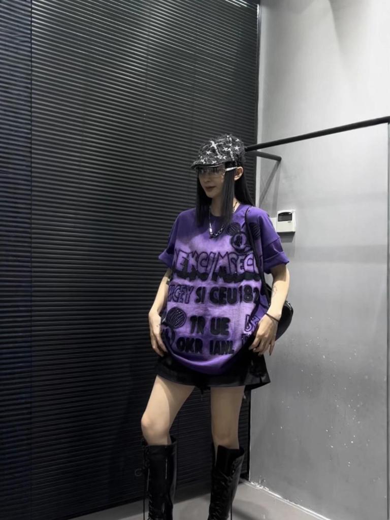 Frühling 2026 Europäischer Stil Damen Mittellanges T-Shirt mit Cartoon-Buchstabenprägung und Farbverlauf