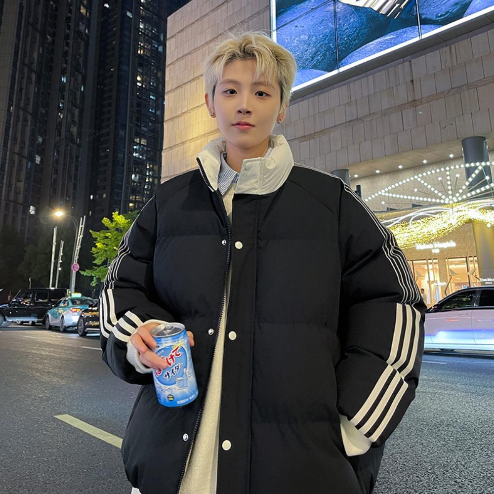 Cotton-padded clothes are popular in winter. Men's thickened jackets and women's stand-up collars are couples' three-bar bread clothes.