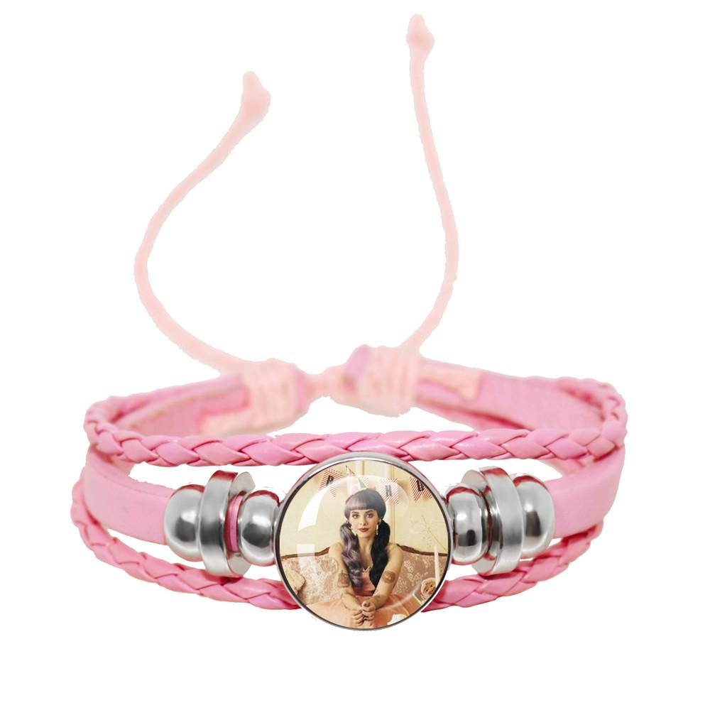 Melanie Martinez Crybaby Braccialetto in Pelle Rosa Cabochon in Vetro Modello Copertina Album Pop Music Braccialetto in Pelle Gioiello Regalo per Fan