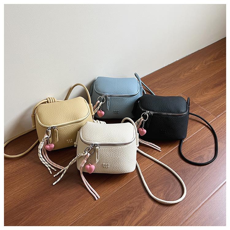 Prosta torebka listonoszka damska letnia nowa modna niszowa przenośna torebka na ramię typu saddle