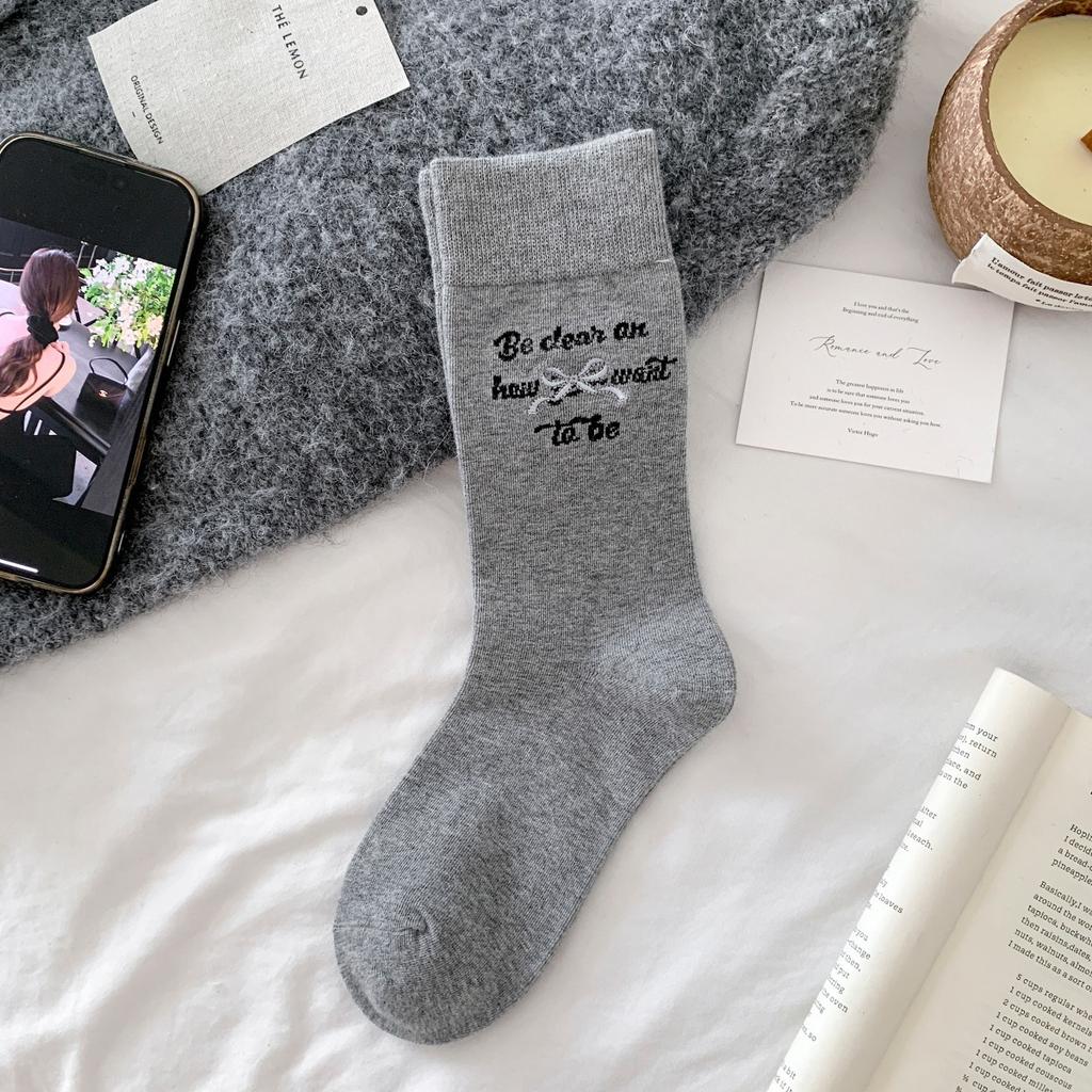 Socken Damen Alphabet Schleife Gestickt Mittellange Socken Koreanische Außenbekleidung Grau Knochenlose Plüschsocken