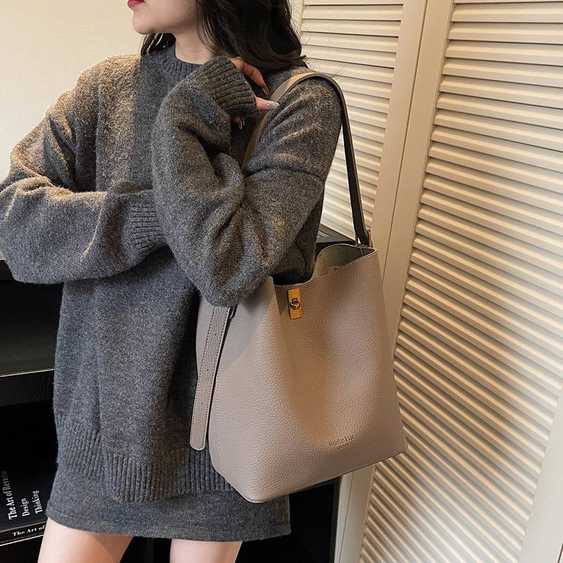 

Large-capacity bag women s autumn and winter versatile 2025 new simple shoulder messenger child and mother bag retro commuter bucket bag серый