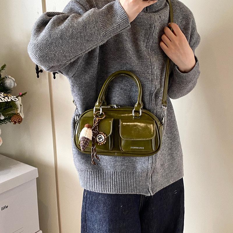 Dámská retro lakovaná crossbody bowlingová taška s dvojitou kapsou