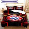 Zestaw pościeli z wzorem logo FC Bayern Monachium, 3 szt. Zestaw poszewek na kołdrę zawiera poszewkę na kołdrę i poszewki na poduszki, idealna dekoracja sypialni na każdą porę roku i prezent
