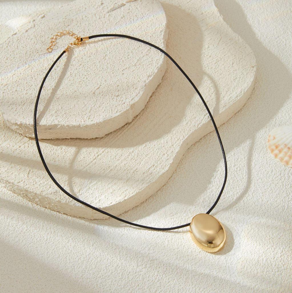 Yida Moderní kovový světelný sloup Ohýbaná trubka náhrdelník: Unikátní nepravidelný street style choker