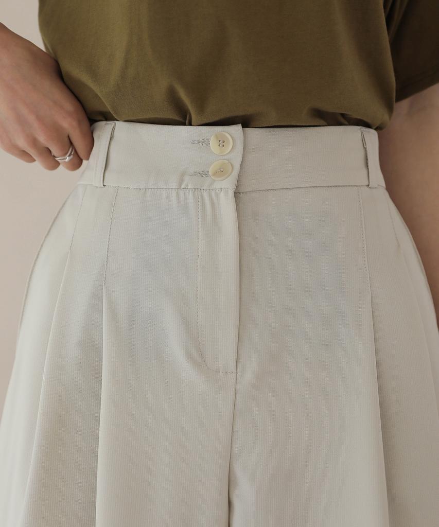 Jikeulib Two-Button Pintuck Line Bermuda Shorts