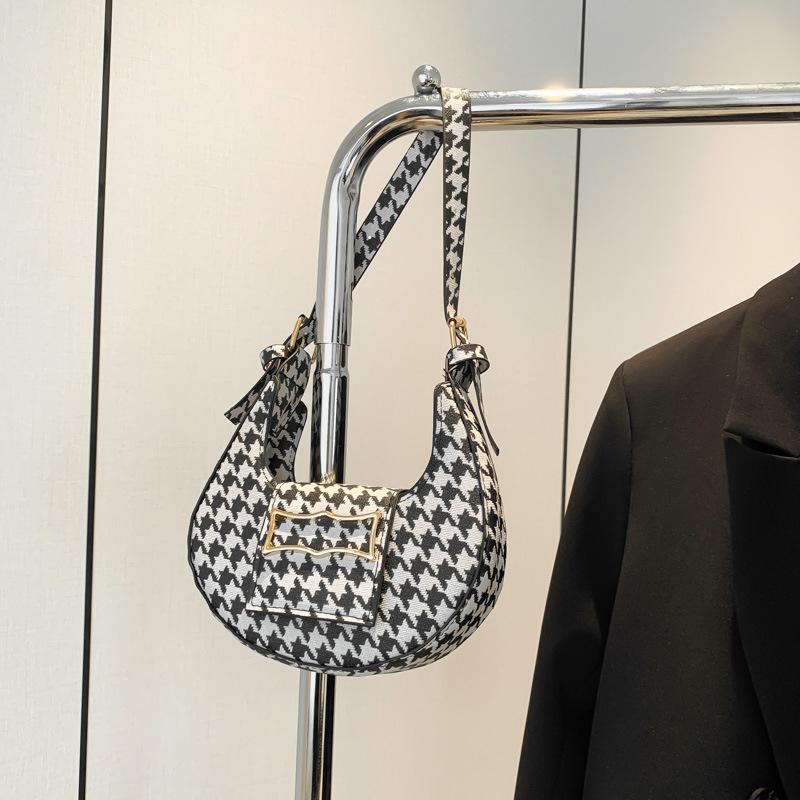 

Spring and summer niche design single shoulder personality fashionable and beautiful handbag underarm bag crescent bag women