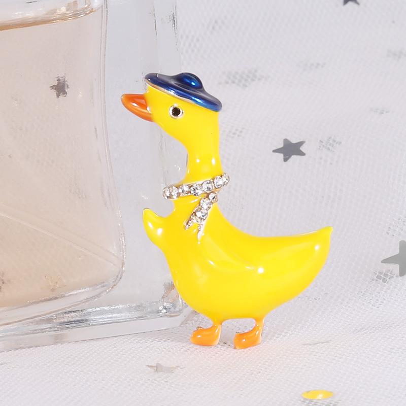 Fashion Cute Dripping Duck Brooch Alloy Yellow Animal Pin Simple Clothing Accessories Pendant Dual-use Fashion Accessories