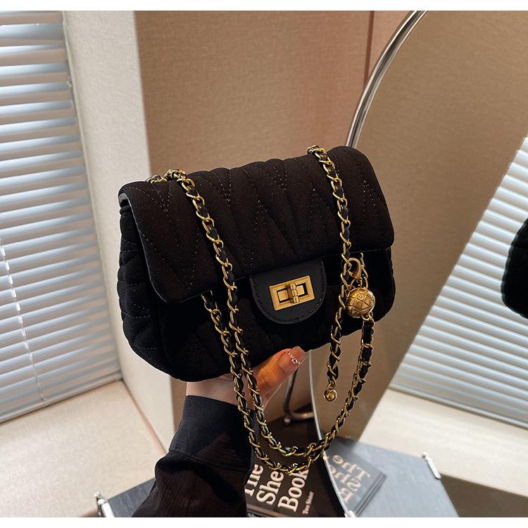 

2024 новая корейская версия трендовая маленькая сумка под мышкой с вышивкой в стиле маленького ароматного ветра на цепочке из ниток женская сумка Sen Meng осенняя сумка через плечо чёрный