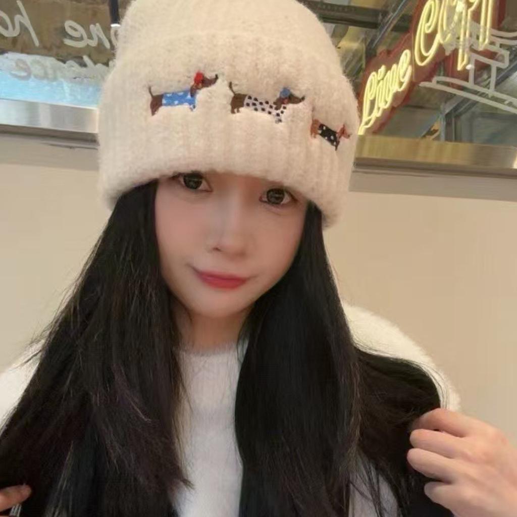 Grey cute dachshund embroidered knitted hat for children, thickened warm big head circumference wool hat, small face baotou hat