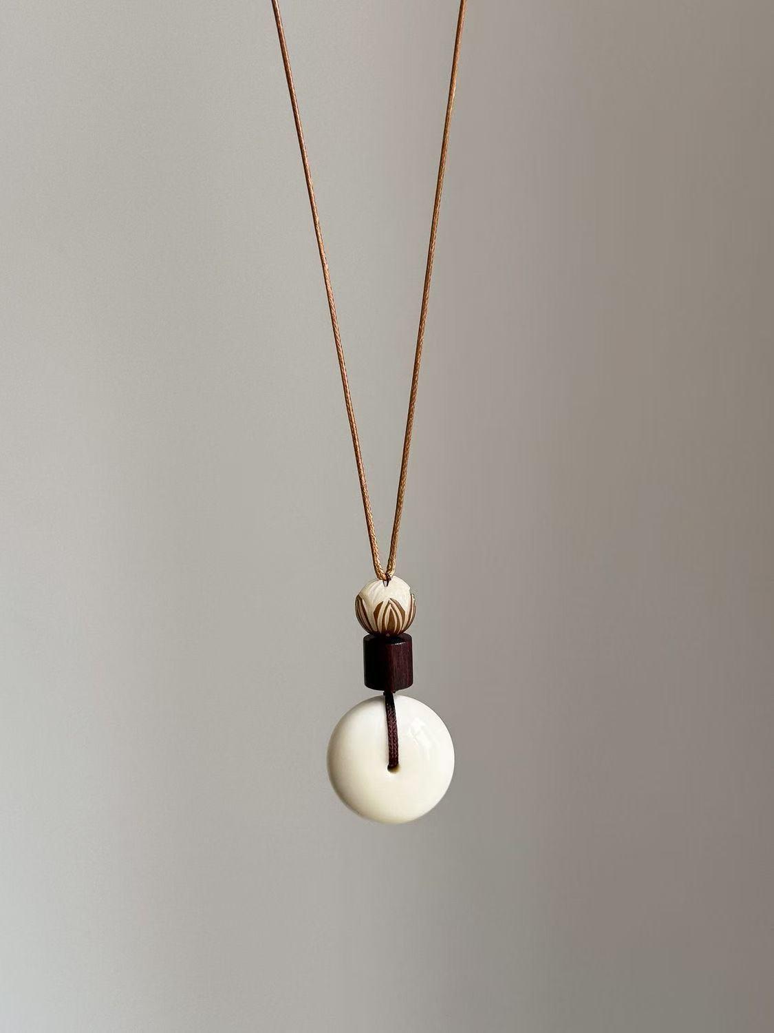 Ivory Nut Ping an Buckle Bodhi Sweater Necklace - Retro Artistic Chinese Style Women s Accessory. грязно-белый