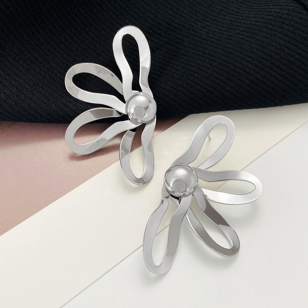 Vintage Steampunk Exaggerated Design Big Stud Earrings for Women High Quality Alloy Hollowed Flower Petal Personality Earring