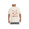 Nike Dri-FIT UV Hyverse Stampa Grafica Lettere Posteriori Protezione Solare Asciugatura Rapida Manica Corta Top Fitness Uomo Top Sabbia Bianca FB6895-126