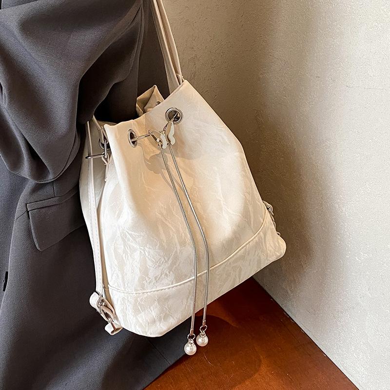 

Large capacity women s backpack bag women s 2025 new pumping belt bucket bag ins foreign style versatile shoulder messenger bag белый