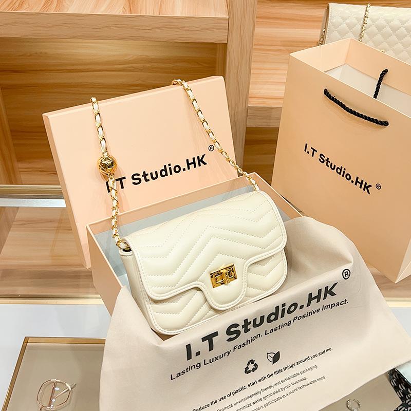 Маленькая квадратная сумка через плечо из натуральной кожи с золотым шариком — фото 4