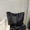 Retro Tote Bag Women's New Fashionable Simple Large-capacity Armpit Bag Casual Niche Design Commuter Shoulder Bag