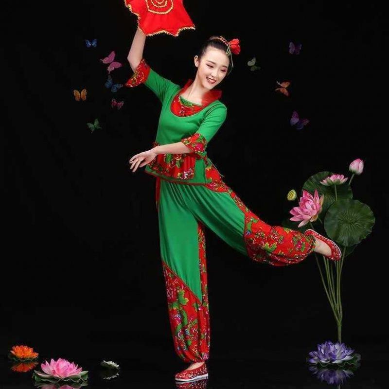Red Yangge Dance Set for Middle-aged & Elderly Fitness Performances