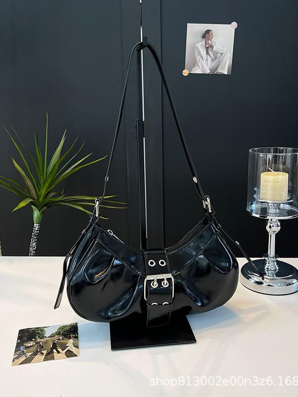Korean-Style Retro Pleated Crescent Shoulder Bag for Women