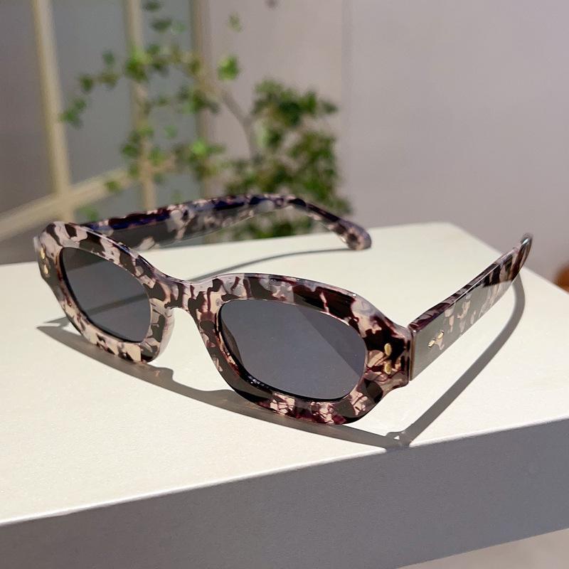 Luxury Brand Designer Small Frame Sunglasses Women Vintage Fashion Sun Glasses For Men Trendy Punk Rivet Hip Hop Shades Uv400