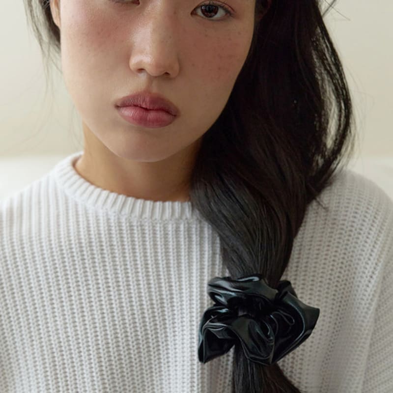 Geegee Glossy Leather Scrunchie - Black