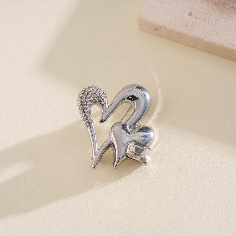 Classic Geometric Metal Peach Heart Brooches Pins for Women Fashion Irregular Croissant Brooches Suit Accessories Jewelry Gift