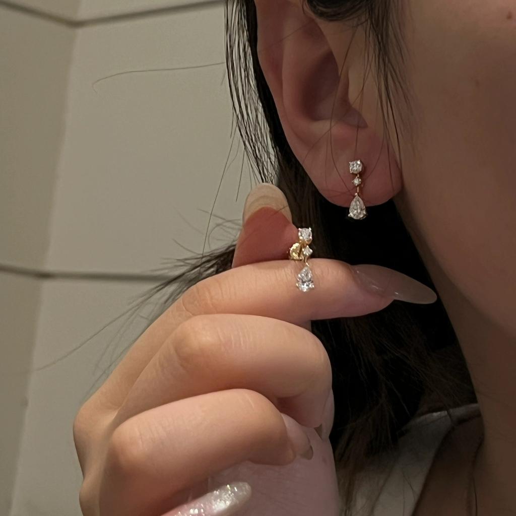 Water Droplet Small Fringe Earrings with Niche Design, Light Luxury, Exquisite Commuting, Elegant and Versatile Earrings for Women