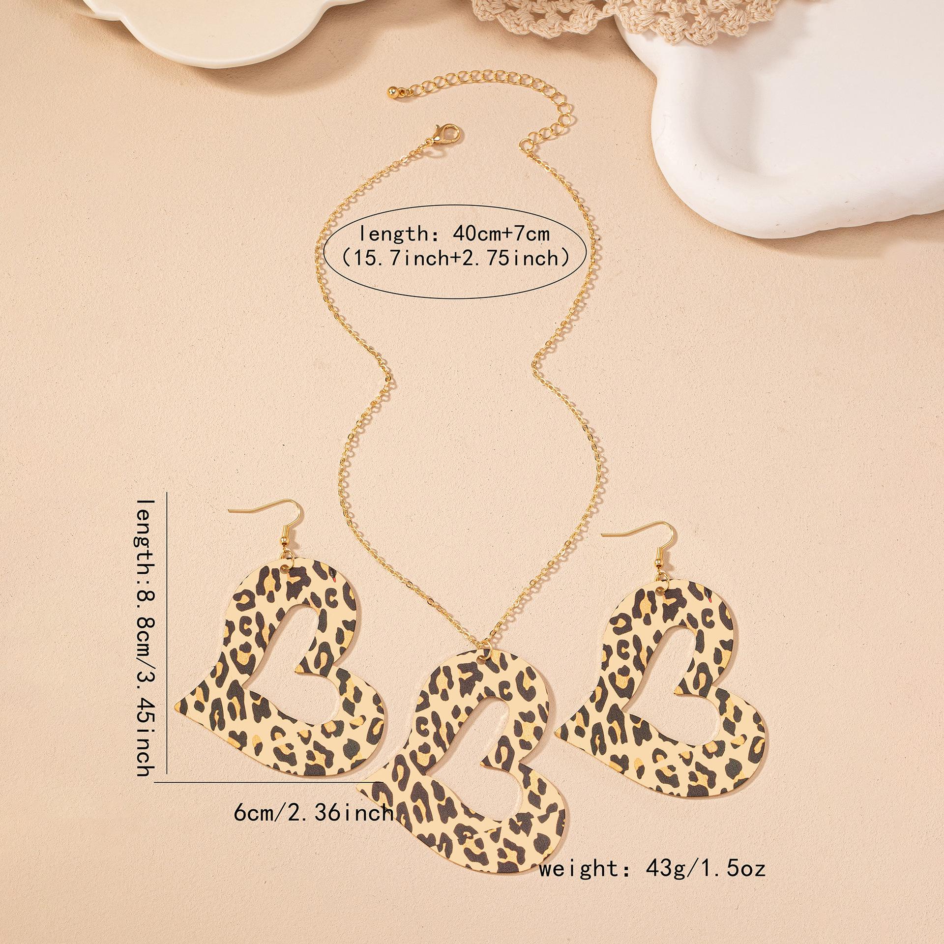 

Преувеличенный леопардовый принт Геометрические серьги-сердечки и набор ожерелий в стиле ретро