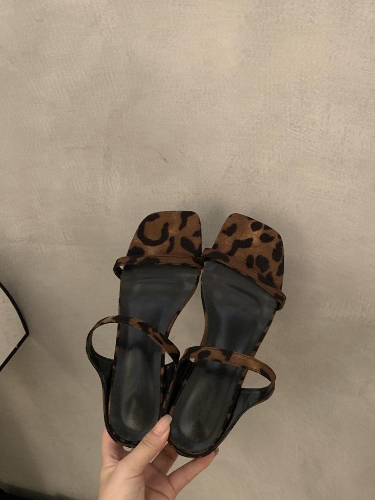 New thick-heeled one-word slippers, fairy shoes, niche leopard print, square head, thin strap, sandals.