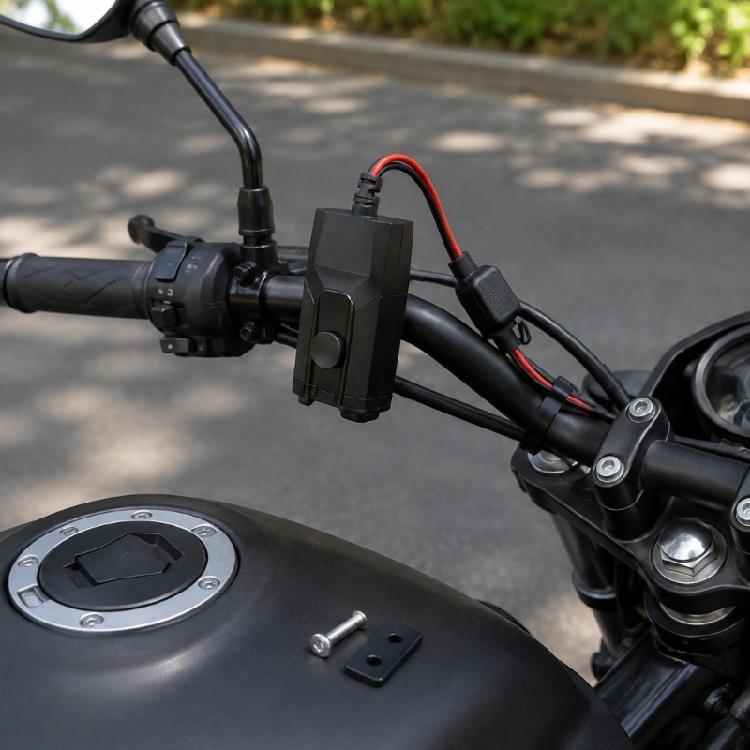 Motorrad-Telefon-Steckdose mit Direktkabel, abgedecktem Anschluss und USB-Ausgang für Pendelfahrten, lange Fahrten und den täglichen Gerätezugang