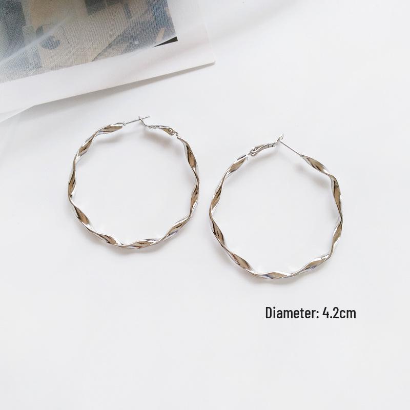 

Серьги-кольца из плетеного металла: Преувеличенная европейская и американская мода