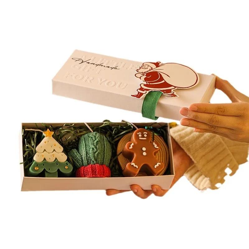 Kreatives 3-teiliges handgefertigtes duftendes Weihnachts-Kerzen-Geschenkset. Grüner Weihnachtsbaum, Weißes Reh. Ingwerbonbon-Mann. Grüne Handschuhe.