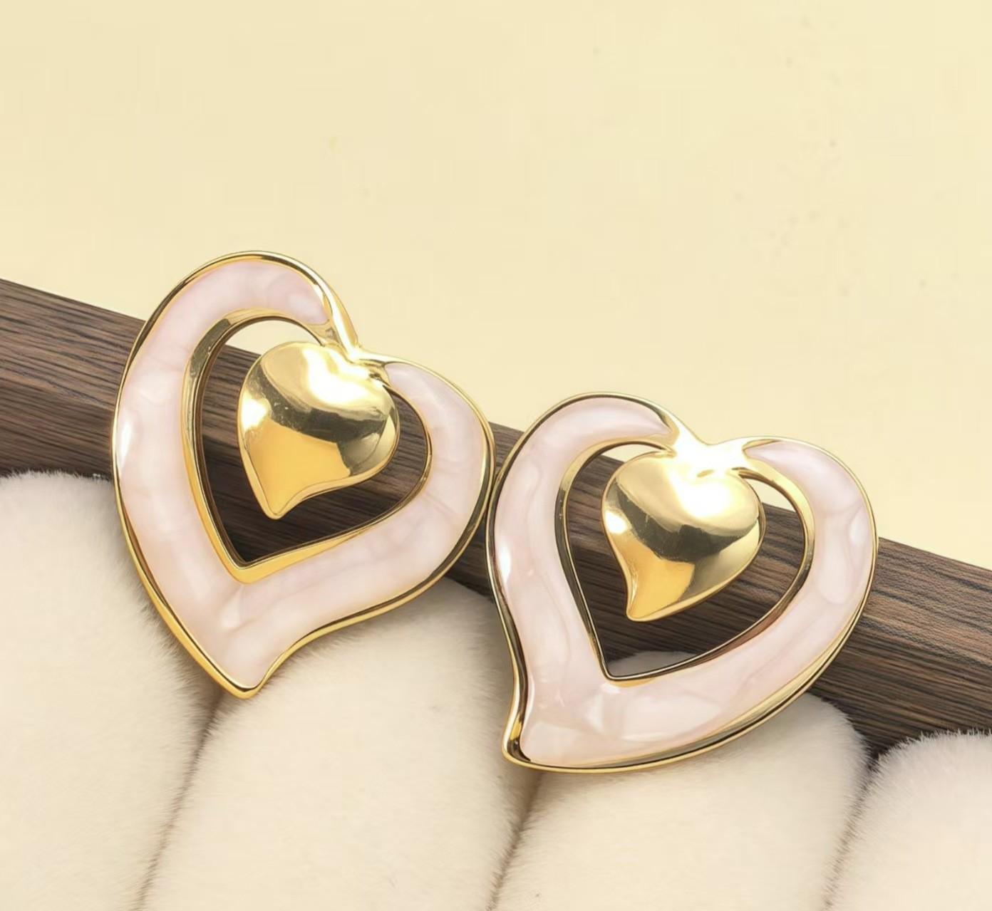 Современные асимметричные серьги-гвоздики с эффектом капель масла в форме сердца