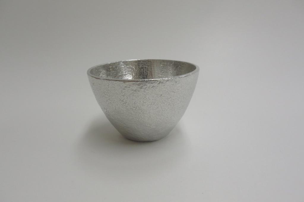 Nousaku Katakuchi (Large) and Sake Cup Set, in a special presentation box, made of 100% pure tin. A perfect gift.