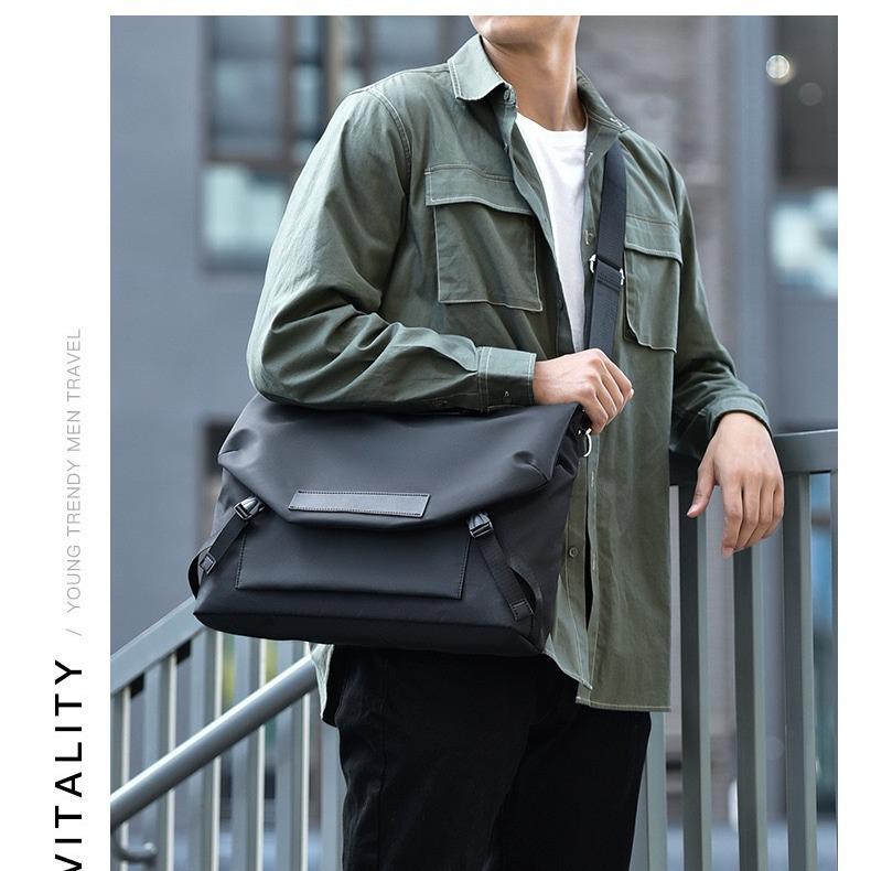 

Gaming Laptop Crossbody Bag: Trendy 14 Notebook, 16 Fashionable Korean Style Shoulder Bag for Men & Women. Small (13.3-14 inch)