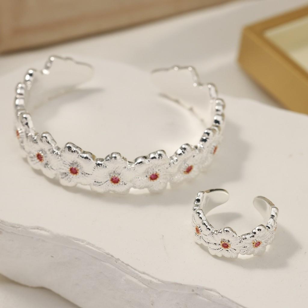 

Italian high-end jewelry brand retro palace wind belt diamond brushed four leaf clover shell agate jade bangle 18k thick gold color separation Ring