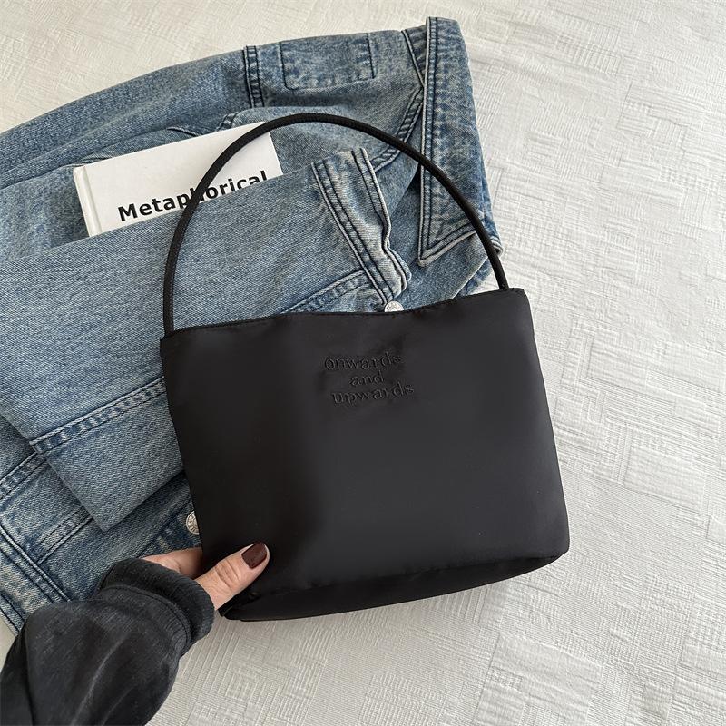 

Простая переносная сумка-ведро, нишевая дизайнерская сумка-ведро 2024, новая нишевая популярная сумка через плечо с текстурой под мышкой чёрный