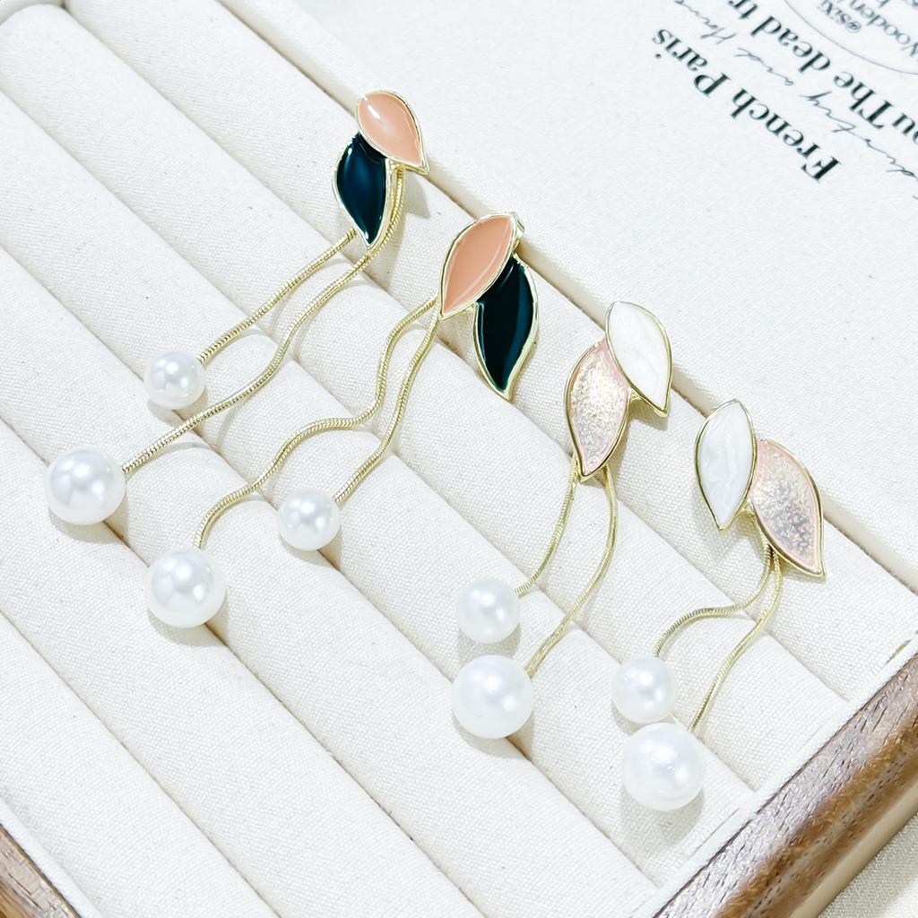 Boucles d'oreilles pendantes à feuilles perlées Design de niche Tempérament Luxe léger Boucles d'oreilles à clous feuille Disque bobine anti-moustique Pas de piercings d'oreille Clips d'oreille Femmes