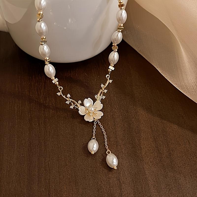 One Faux Pearl Flower Pendant Necklace for Women, an Elegant and Uniquely Designed, Subtly Luxurious Clavicle Chain, Suitable for Everyday Wear.