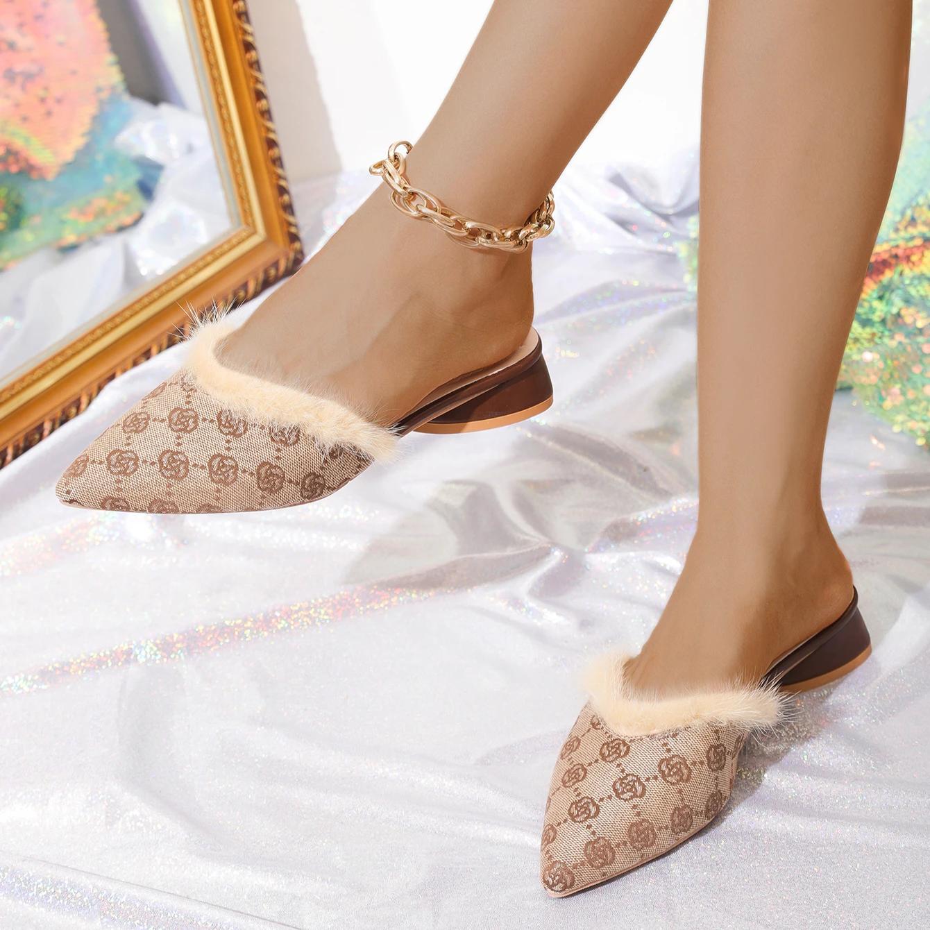 

Модные женские тапочки 2024 года, новые модные повседневные дизайнерские туфли для женщин, легкие сандалии без застежек, удобные тапочки, шлепанцы для женщин 42