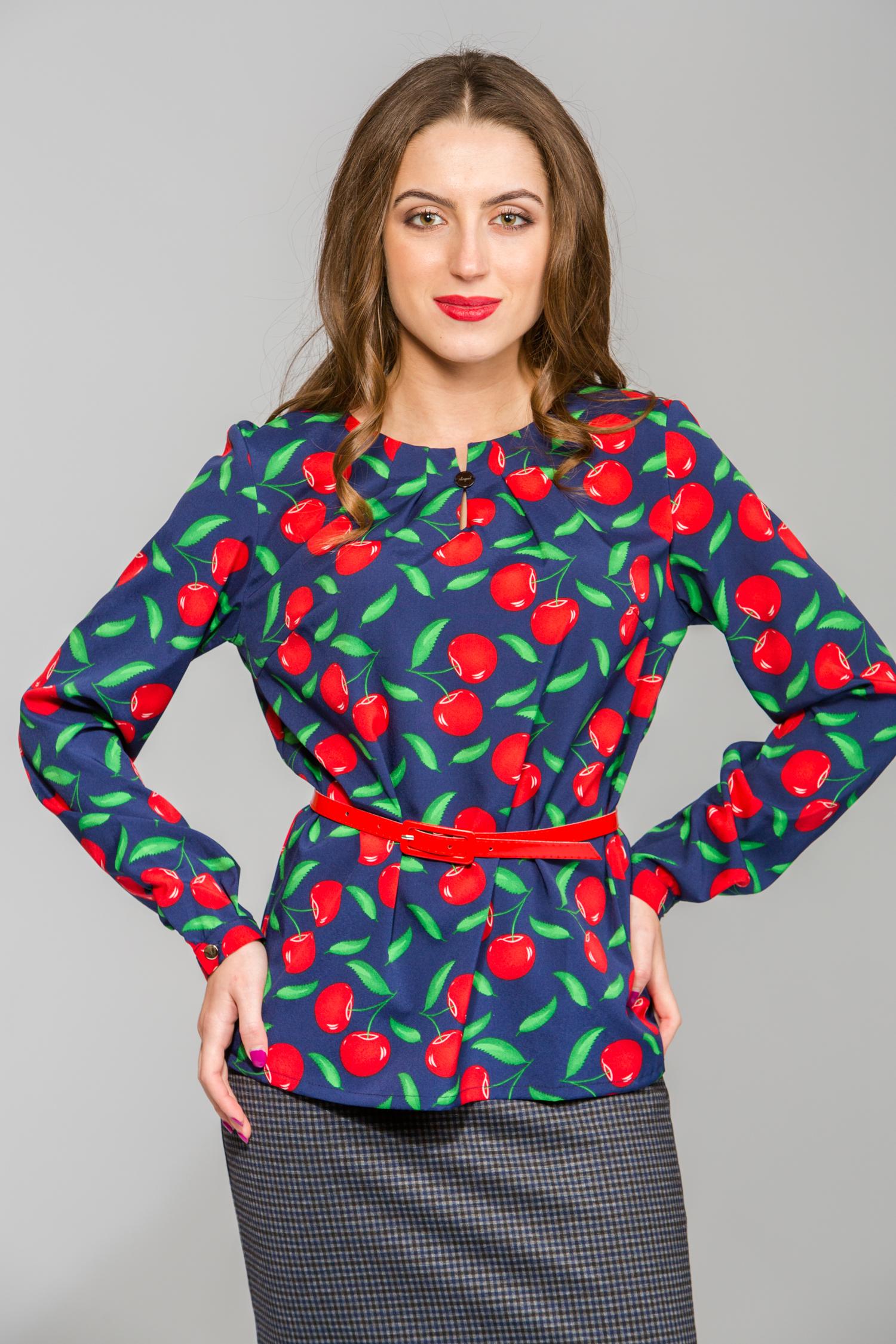 

Блуза із защипами на горловині яскравий принт 44 імперська синього кольору