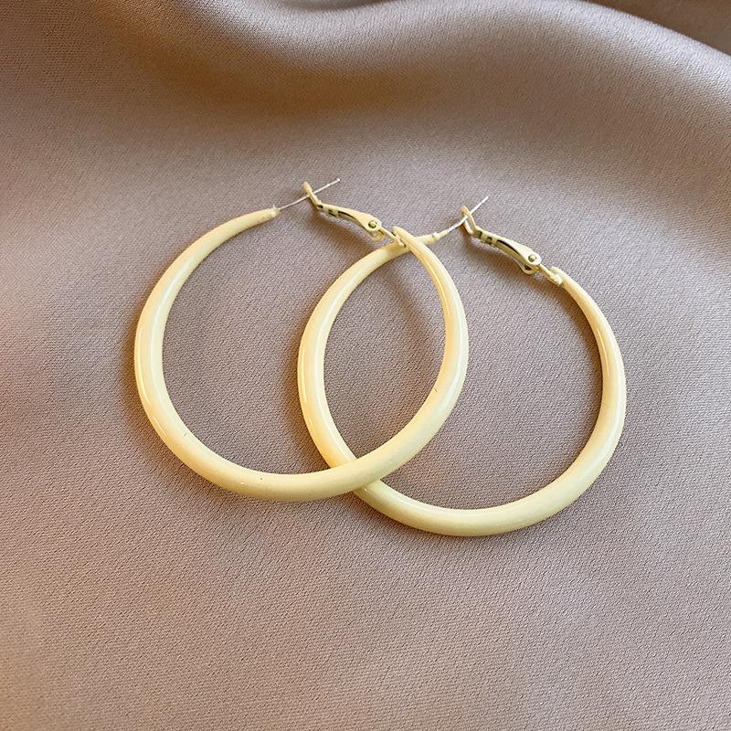 Żółte Świeże Kwiatowe Kolczyki Koła z Motylem dla Kobiet - Proste, Wszechstronne i Modne Geometryczne Wzornictwo.