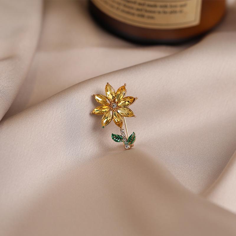 Elegant Butterfly Brooch: Luxurious Suit Accessory & Stylish Corsage for Women