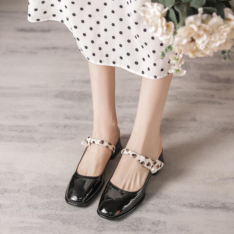 

One foot on casual soft leather shoes, summer wear, pretty girls, smooth women s shoes, high thick heels, bag head, cool slippers, new shoes, women 40
