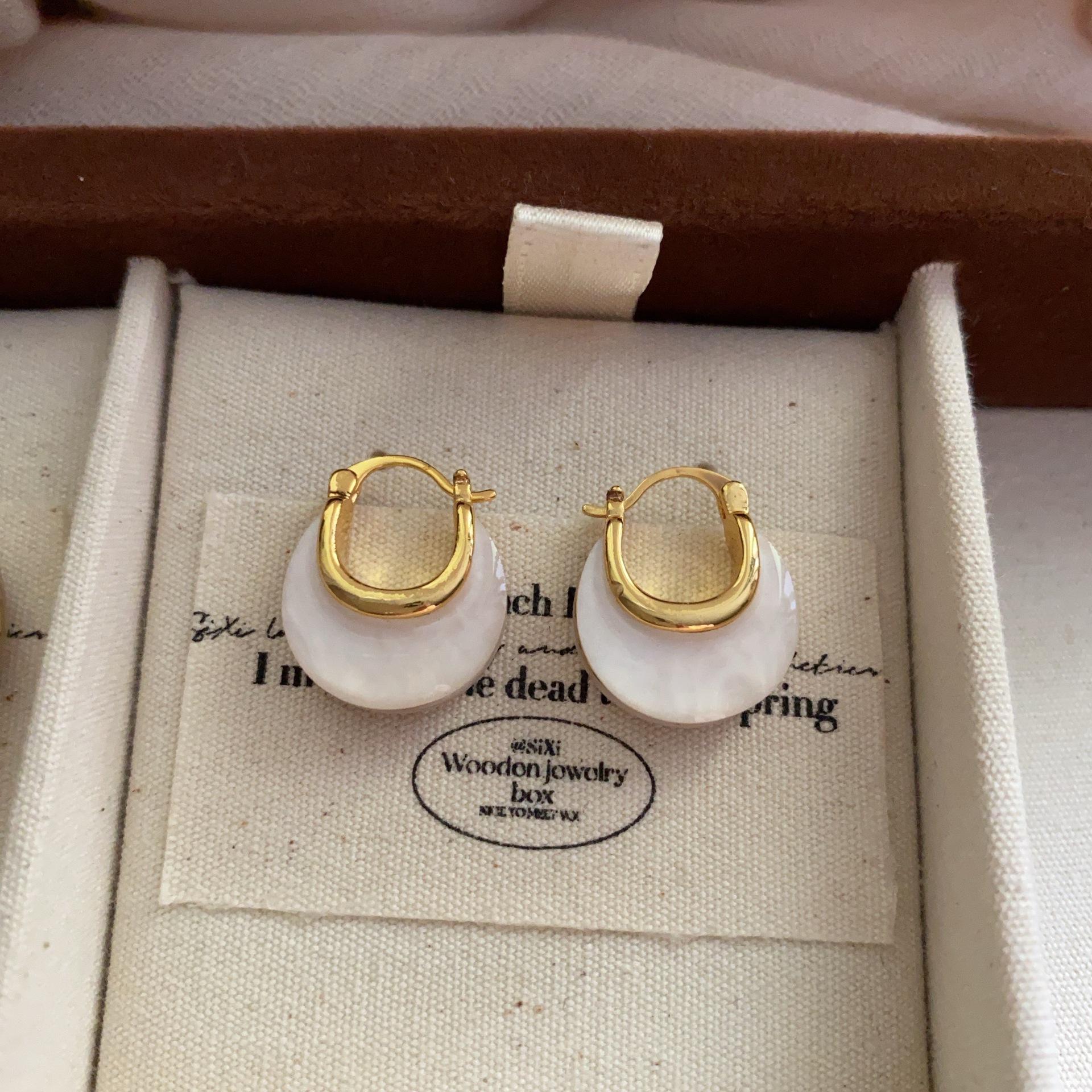 

Letter U-shaped shell ear buckle earrings, high-end sense, light luxury, simple niche, unique soft commuting temperament U-shaped earrings