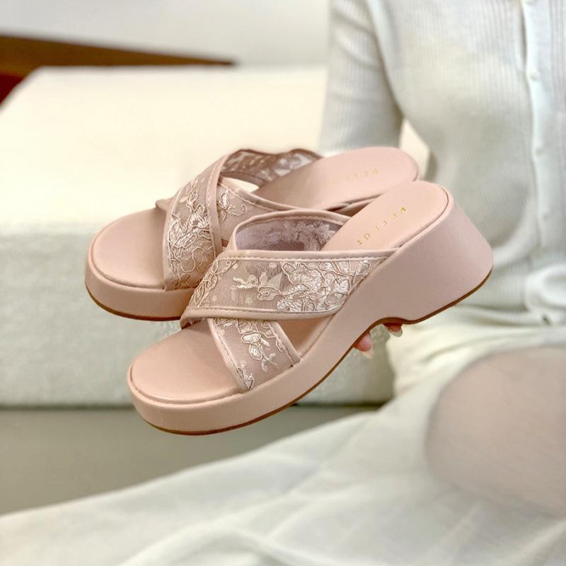 

Сказочные кружевные сандалии~ летние женские шлепанцы на высокой платформе, новые розовые сандалии-маффины с перекрестными ремешками, пляжная обувь 35