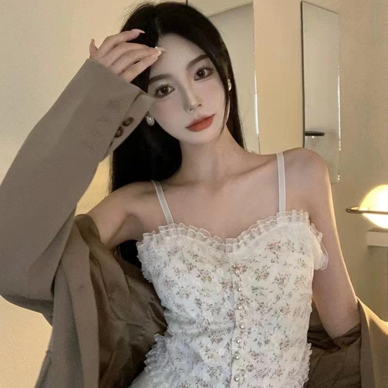 Letní dámský krajkový top na ramínka s volánkovým lemem a zdobením perlami, crop top na špagetová ramínka