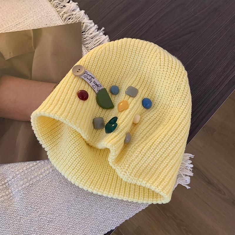 

Autumn and winter versatile ear protection warm knitted singer shows face small cold hat button black wool singer girl M（56-58cm）