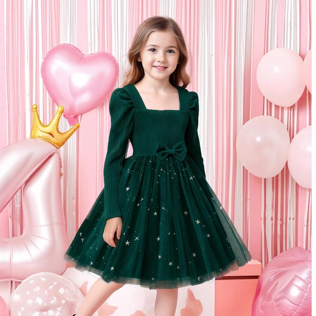 Dziewczęca modna sukienka z długim rękawem z siateczkowymi panelami i nadrukiem w gwiazdki, z paskiem z kokardą